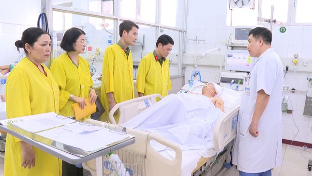 Một chiến sỹ công an Thanh Hoá bị trúng đạn ảnh 1