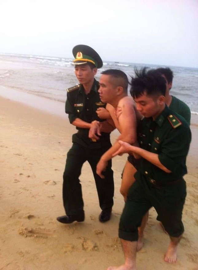 Kịp thời cứu sống hai du khách bị đuối nước trên biển Nhật Lệ ảnh 1