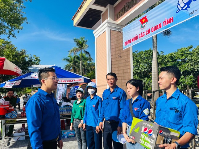 Tỉnh Đoàn Quảng Bình thăm tặng quà đội hình Tiếp sức mùa thi 2023 ảnh 2