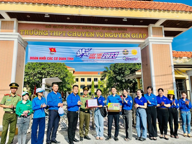 Tỉnh Đoàn Quảng Bình thăm tặng quà đội hình Tiếp sức mùa thi 2023 ảnh 1