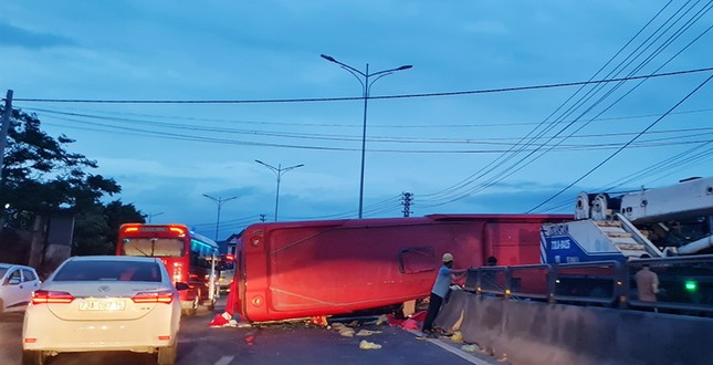 Nhiều người bị thương, hoảng loạn khi xe khách chở 30 người lật ngang trên quốc lộ 1A ảnh 1