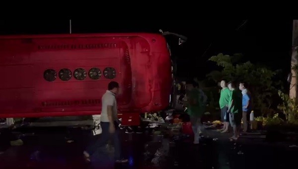 Nhiều người bị thương, hoảng loạn khi xe khách chở 30 người lật ngang trên quốc lộ 1A ảnh 2