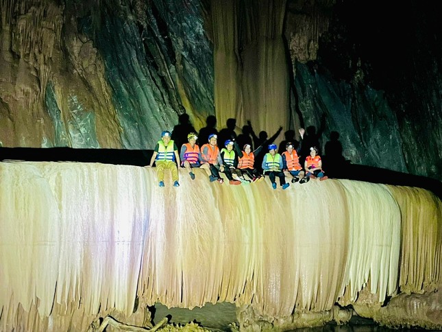 Hang động tráng lệ trên đỉnh Trường Sơn vừa phát hiện đã bị xâm hại thô bạo ảnh 4