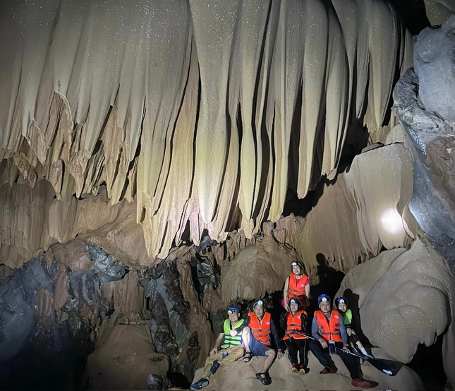 Hang động tráng lệ trên đỉnh Trường Sơn vừa phát hiện đã bị xâm hại thô bạo ảnh 1