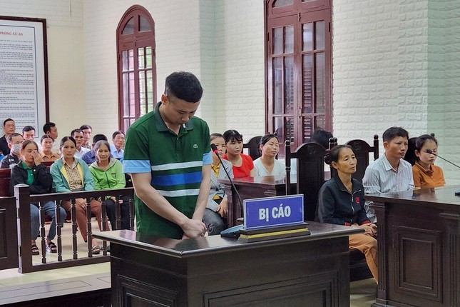Đâm chết bố vợ, thầy giáo lĩnh 18 năm tù giam ảnh 1