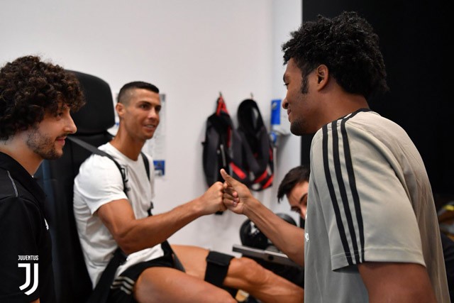 Ronaldo được đồng đội mới chào đón nồng nhiệt ảnh 10
