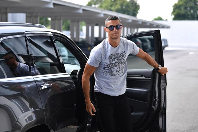 Ronaldo được đồng đội mới chào đón nồng nhiệt ảnh 1