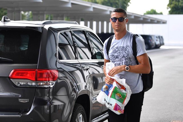 Ronaldo được đồng đội mới chào đón nồng nhiệt ảnh 2