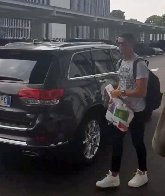 Ronaldo được đồng đội mới chào đón nồng nhiệt ảnh 3