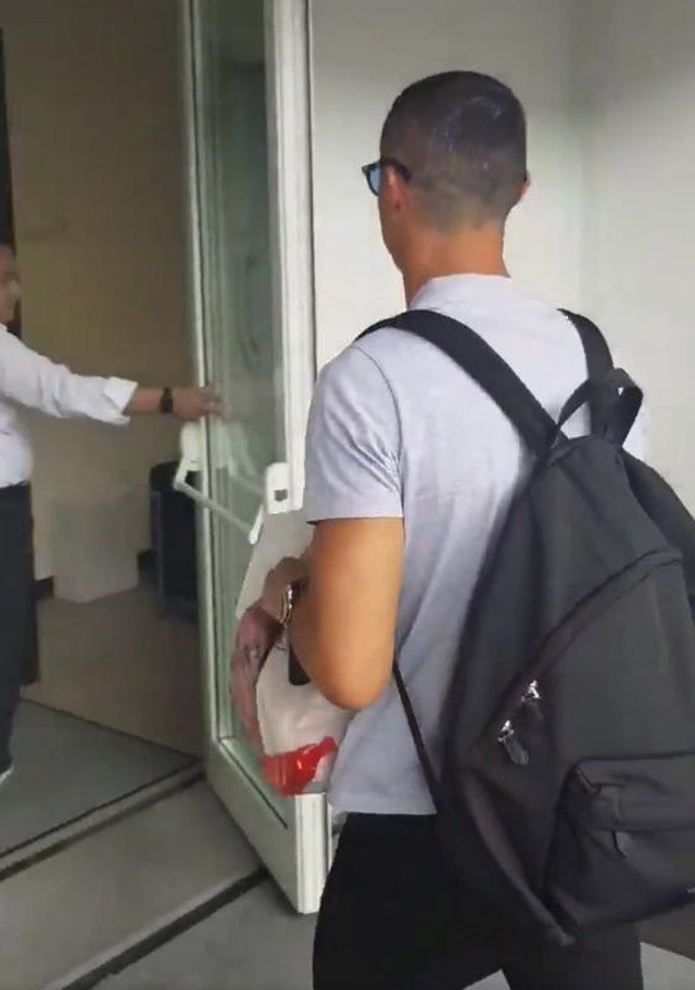 Ronaldo được đồng đội mới chào đón nồng nhiệt ảnh 4
