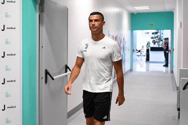 Ronaldo được đồng đội mới chào đón nồng nhiệt ảnh 5