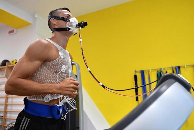 Ronaldo được đồng đội mới chào đón nồng nhiệt ảnh 6