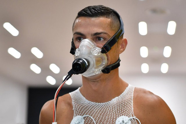 Ronaldo được đồng đội mới chào đón nồng nhiệt ảnh 7