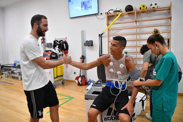 Ronaldo được đồng đội mới chào đón nồng nhiệt ảnh 8