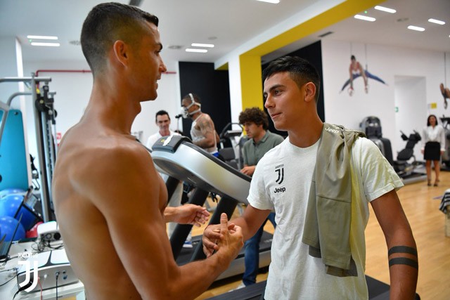 Ronaldo được đồng đội mới chào đón nồng nhiệt ảnh 9