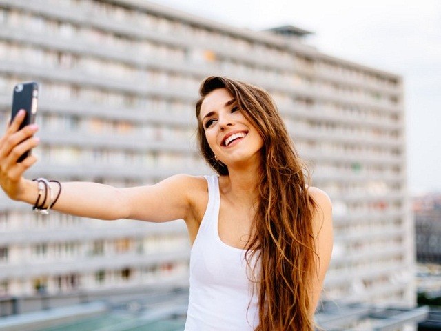 Nhà khoa học lý giải việc phụ nữ thích chụp ảnh selfies gợi cảm ảnh 1