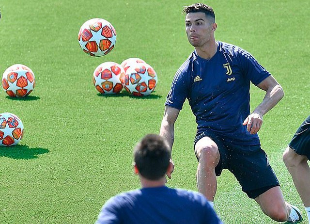 Ronaldo ‘tươi như hoa’ sang Hà Lan đá tứ kết Champions League ảnh 1
