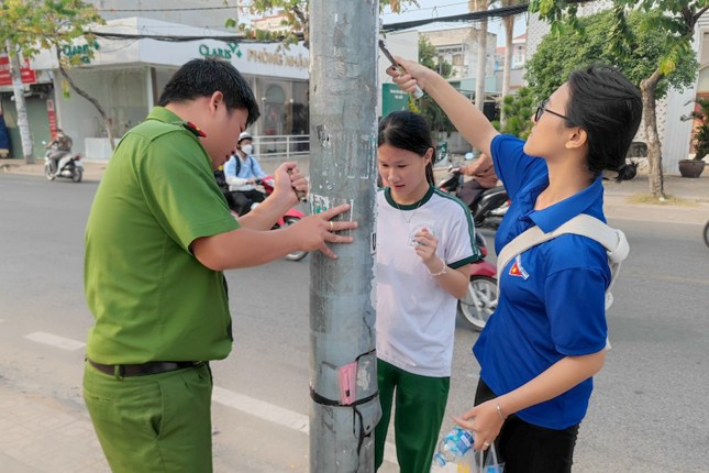 Bắt nhóm ‘tín dụng đen’ từ tờ rơi quảng cáo cho vay tiền nhanh ảnh 2