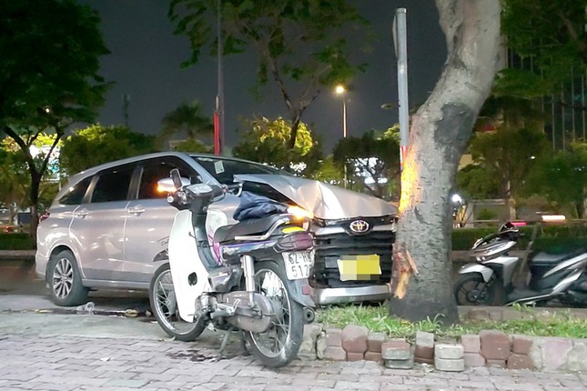 Tài xế và hành khách taxi công nghệ nghi mâu thuẫn, ô tô mất lái lao vào cây bên đường ảnh 1