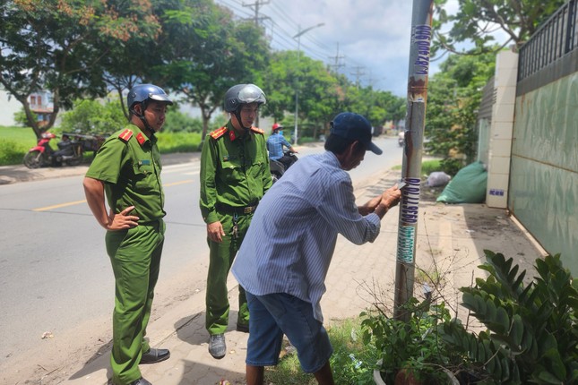 5 người làm nghề hút bể phốt dán hàng nghìn tờ quảng cáo nơi công cộng ảnh 2