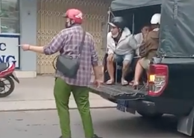 Nhóm người ngang nhiên phá khóa xông vào nhà dân ở TPHCM ảnh 3