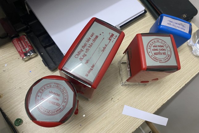Vụ làm giấy tờ giả quy mô lớn ở TPHCM: Em trai ông trùm chi 1 tỷ đồng 'lo' tại ngoại ảnh 4