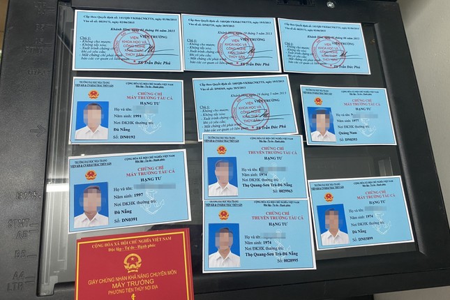 Vụ làm giấy tờ giả quy mô lớn ở TPHCM: Em trai ông trùm chi 1 tỷ đồng 'lo' tại ngoại ảnh 5