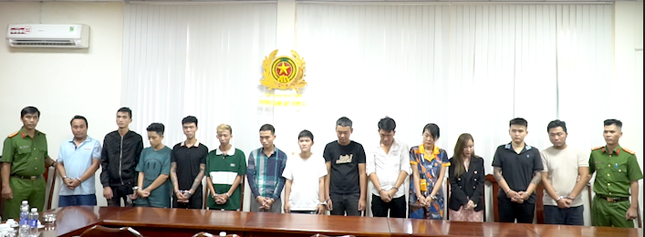Vụ làm giấy tờ giả quy mô lớn ở TPHCM: Em trai ông trùm chi 1 tỷ đồng 'lo' tại ngoại ảnh 6