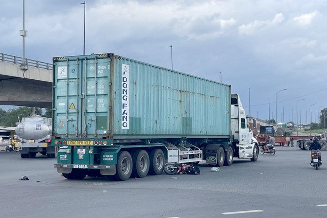 Mẹ và con gái chết thảm dưới bánh xe container ở TPHCM ảnh 1