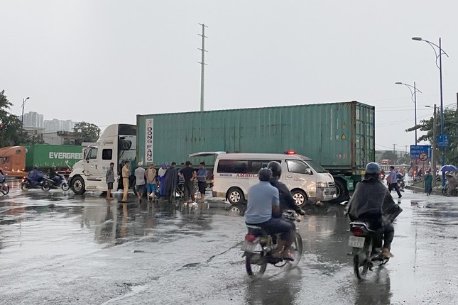 Mẹ và con gái chết thảm dưới bánh xe container ở TPHCM ảnh 2