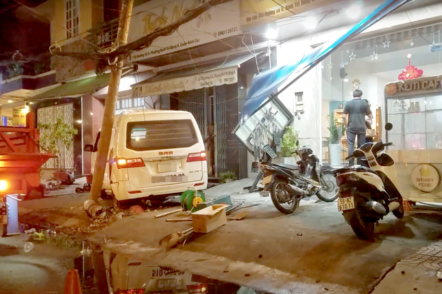 Xe tải tông xe máy, lao lên vỉa hè húc gãy trụ điện ảnh 3