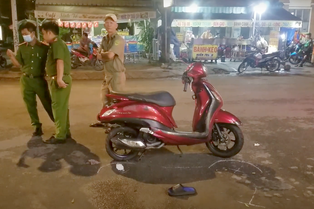Xe tải tông xe máy, lao lên vỉa hè húc gãy trụ điện ảnh 2