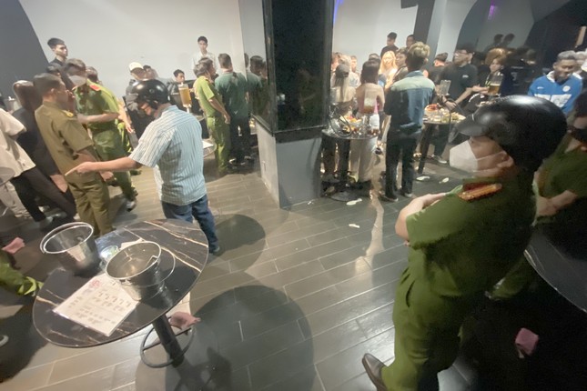 Công an kiểm tra loạt quán bar ở TPHCM ảnh 1