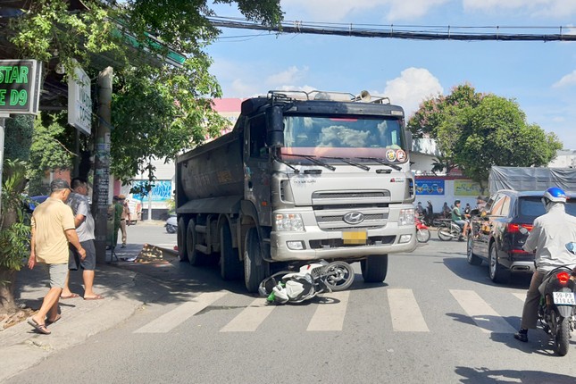 Bị xe ben kéo lê trên đường, người đàn ông chết thảm ảnh 1