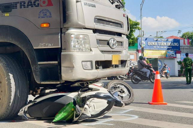 Bị xe ben kéo lê trên đường, người đàn ông chết thảm ảnh 2