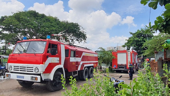 Cháy phòng trọ ở TPHCM, người dân ôm quần áo tháo chạy ảnh 2