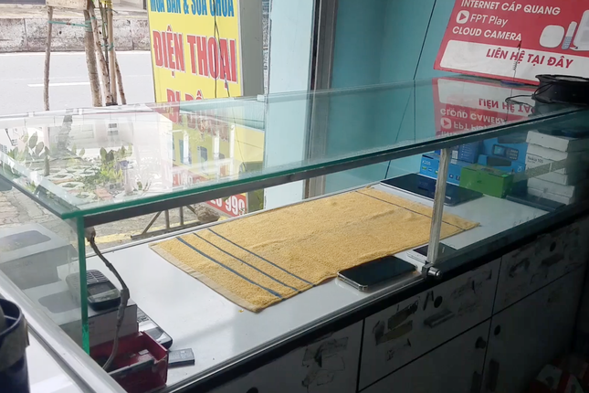 Kẻ trộm đột nhập cửa hàng điện thoại lúc rạng sáng ở TPHCM ảnh 3