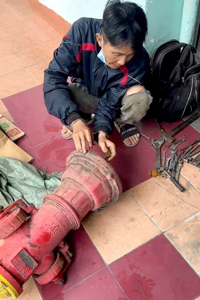 Giả làm người nhặt ve chai, người đàn ông trộm trụ nước chữa cháy ảnh 2