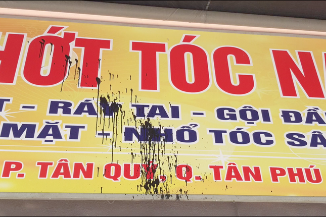 Tạt sơn vào tiệm hớt tóc của vợ cũ vì bị từ chối hàn gắn tình cảm ảnh 2