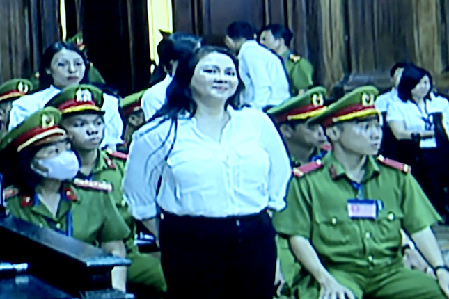 Tòa bác đề nghị hoãn phiên xét xử bà Nguyễn Phương Hằng ảnh 1