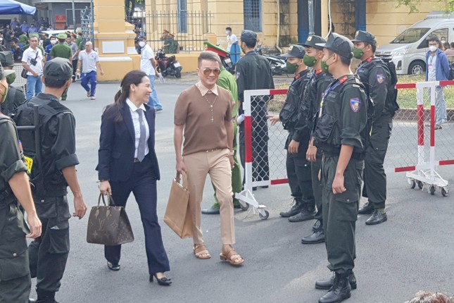 Ca sĩ Đàm Vĩnh Hưng và Vy Oanh đến phiên tòa xét xử bà Nguyễn Phương Hằng ảnh 2