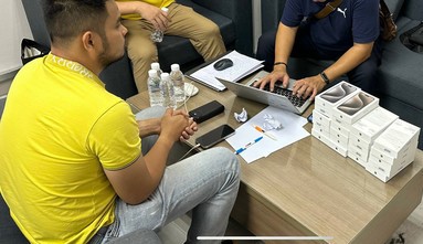 Thanh niên xách 22 điện thoại iPhone 15 Pro Max bị giữ ngay tại sân bay ảnh 1