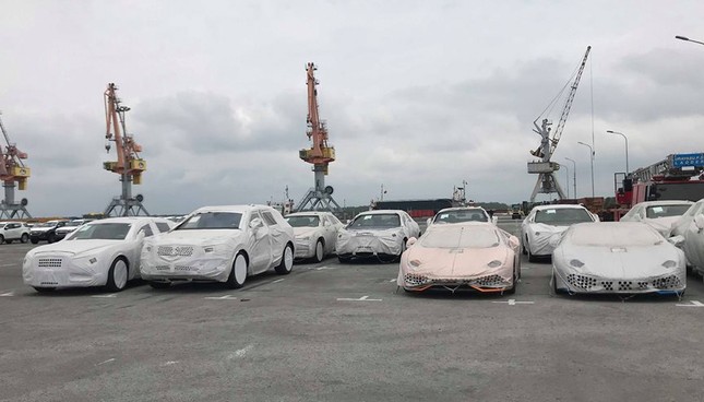 Lamborghini, Bentley lưu cảng vì không có tiền đóng thuế? ảnh 1