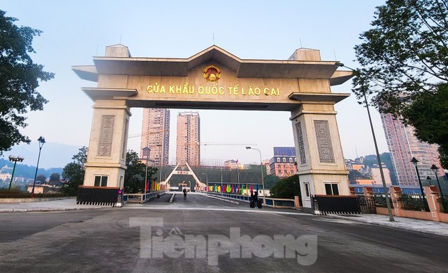 Những hành khách đầu tiên đi lại qua cửa khẩu Lào Cai sau gần 3 năm ảnh 1
