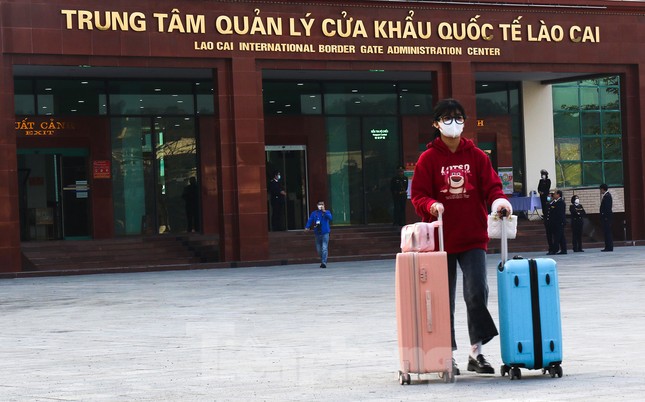 Những hành khách đầu tiên đi lại qua cửa khẩu Lào Cai sau gần 3 năm ảnh 8