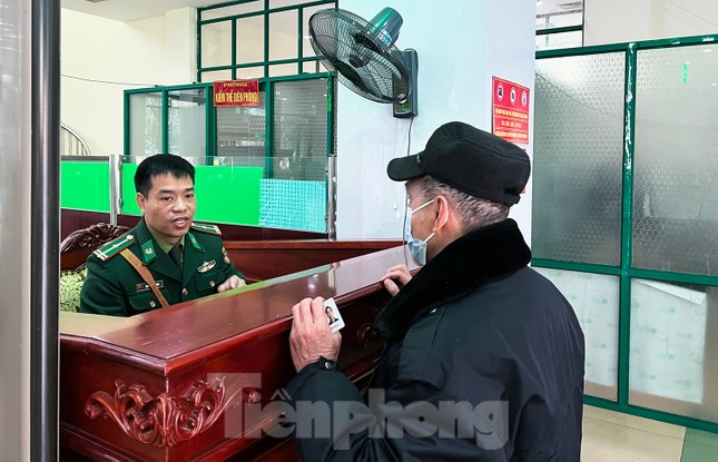 Những hành khách đầu tiên đi lại qua cửa khẩu Lào Cai sau gần 3 năm ảnh 11