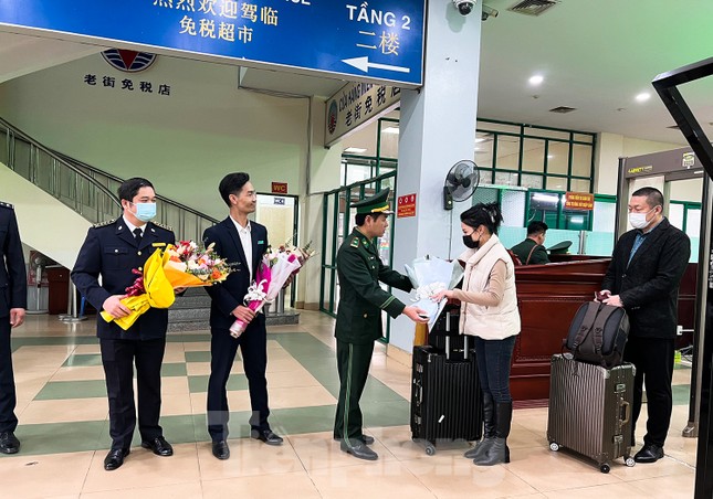Những hành khách đầu tiên đi lại qua cửa khẩu Lào Cai sau gần 3 năm ảnh 3