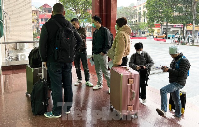 Những hành khách đầu tiên đi lại qua cửa khẩu Lào Cai sau gần 3 năm ảnh 2
