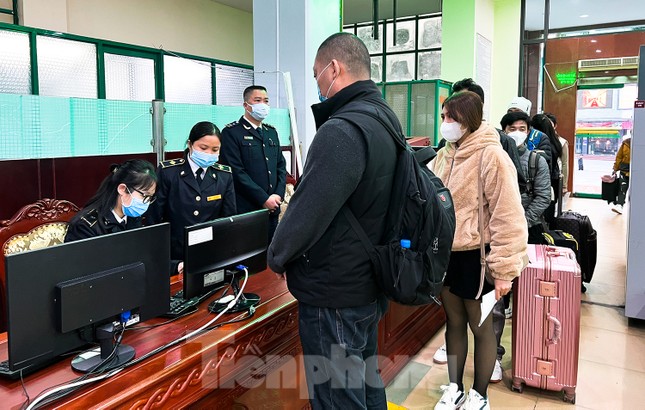 Những hành khách đầu tiên đi lại qua cửa khẩu Lào Cai sau gần 3 năm ảnh 4
