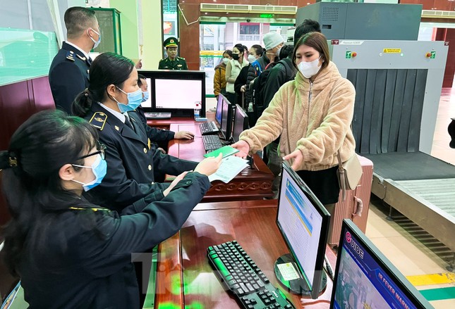 Những hành khách đầu tiên đi lại qua cửa khẩu Lào Cai sau gần 3 năm ảnh 5